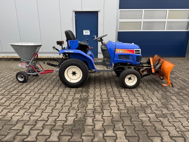 Iseki Traktor mit Streuer und Schiebeschild